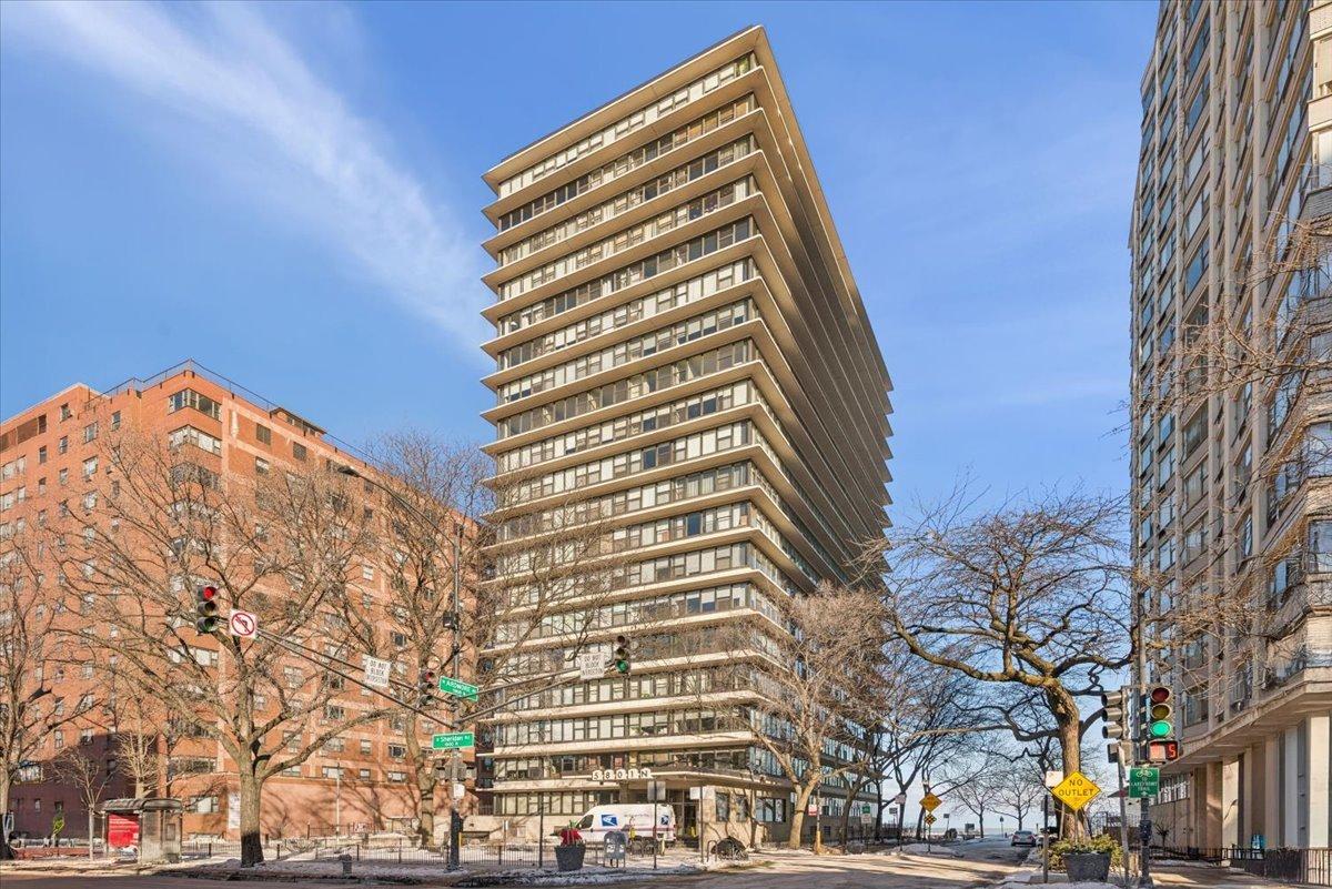 5801 N Sheridan Rd. #2B, Chicago, IL 60660
