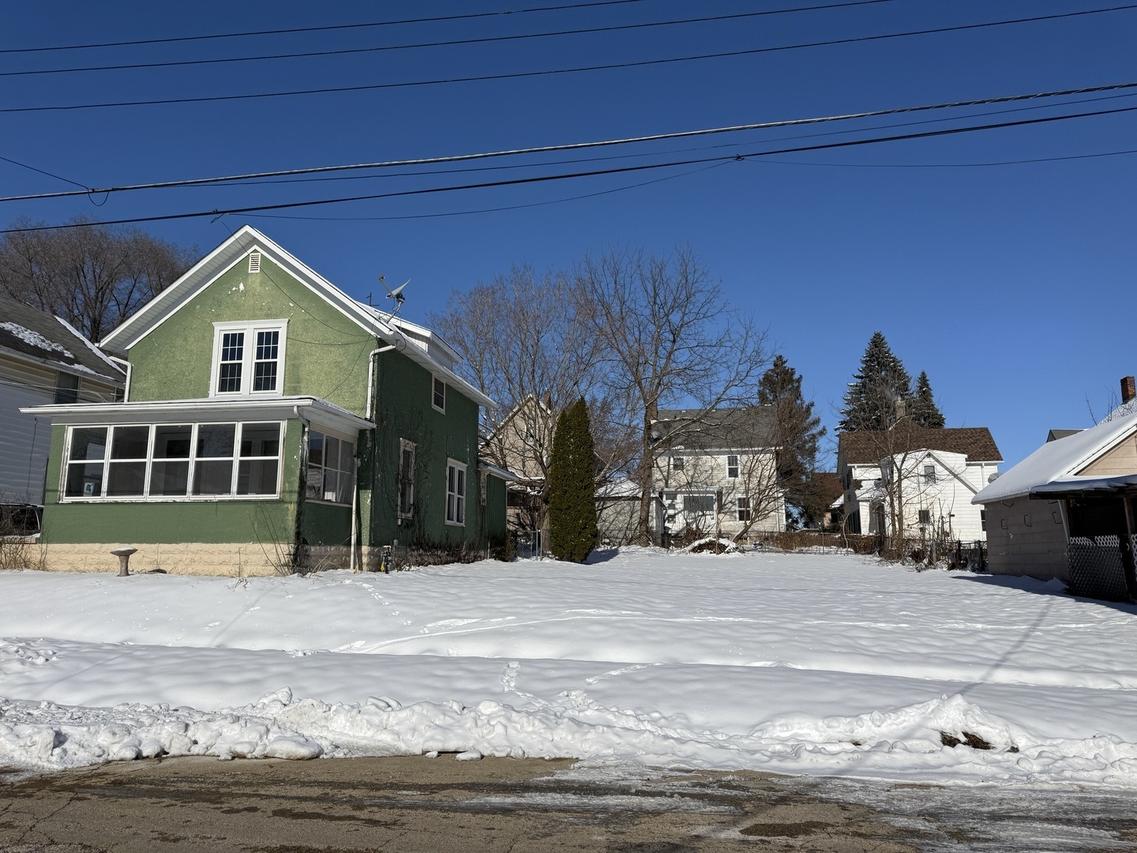 816 W Pleasant St., Freeport, IL 61032