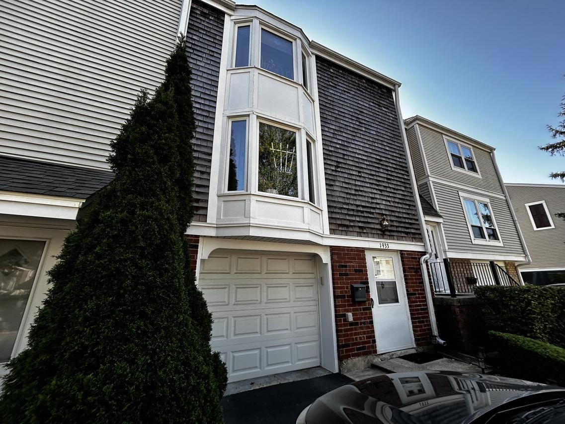 1933 Williamsburg Dr., Hoffman Estates, IL 60169