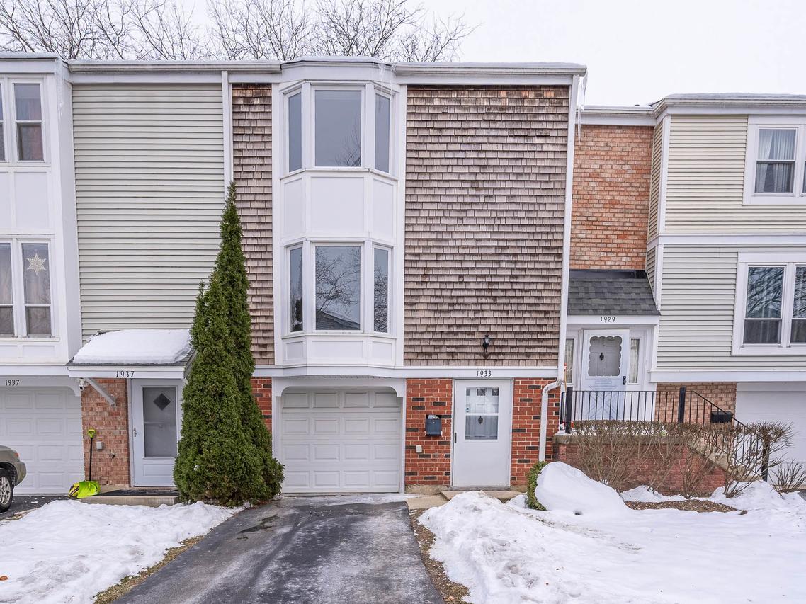 1933 Williamsburg Dr., Hoffman Estates, IL 60169