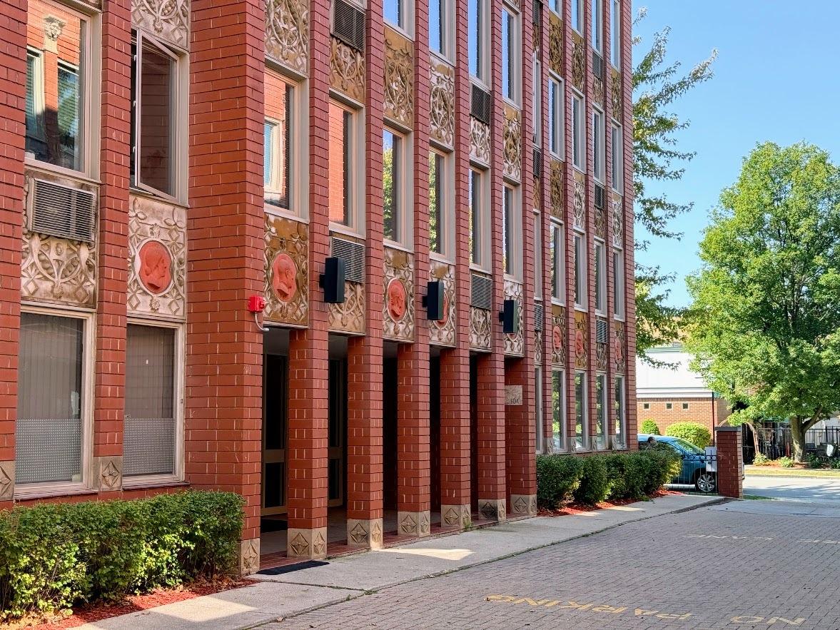 1041 Susan Collins Ln. #402, Oak Park, IL 60302