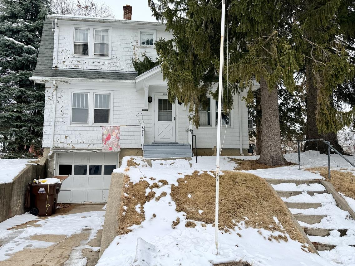 826 W Chestnut St., Freeport, IL 61032