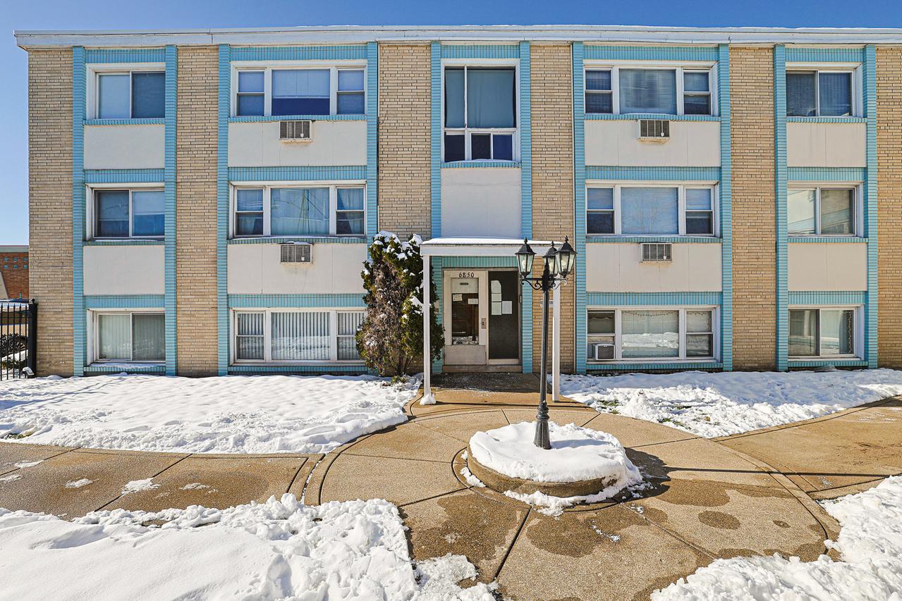 6850 Cermak Rd. #1B, Berwyn, IL 60402