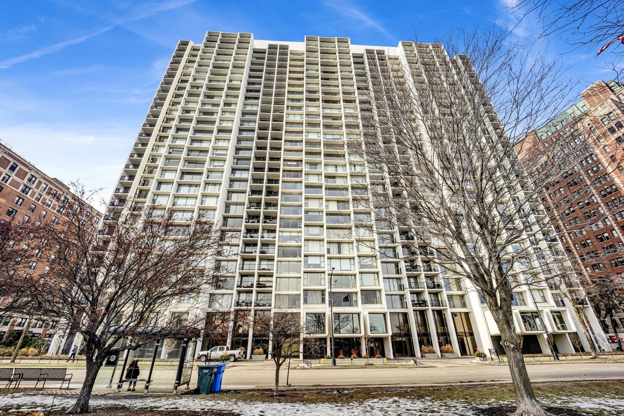 3200 N Lake Shore Dr. #909, Chicago, IL 60657