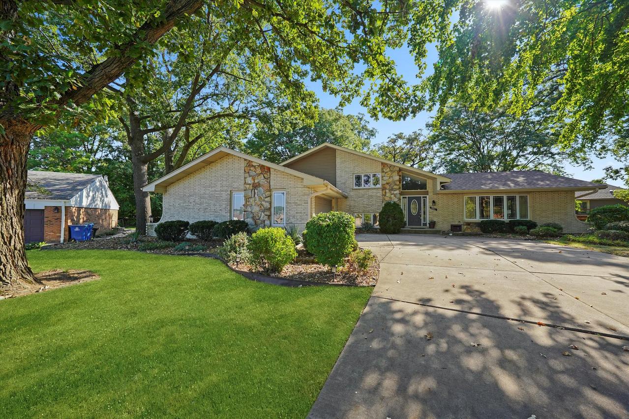 9047 W Oak Crest Ct., Palos Hills, IL 60465
