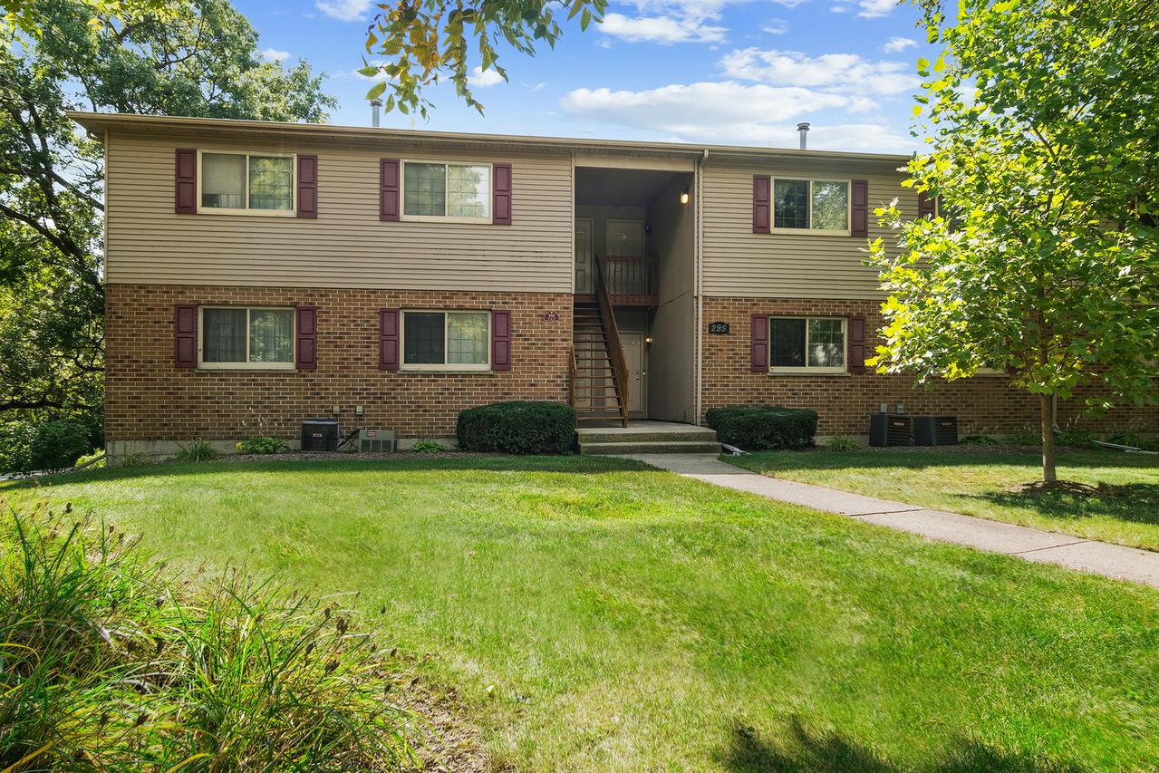 295 Woodridge Cir. #H, South Elgin, IL 60177