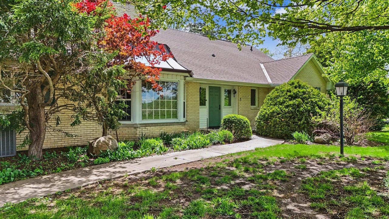 3 Lake Park Rd., Champaign, IL 61822