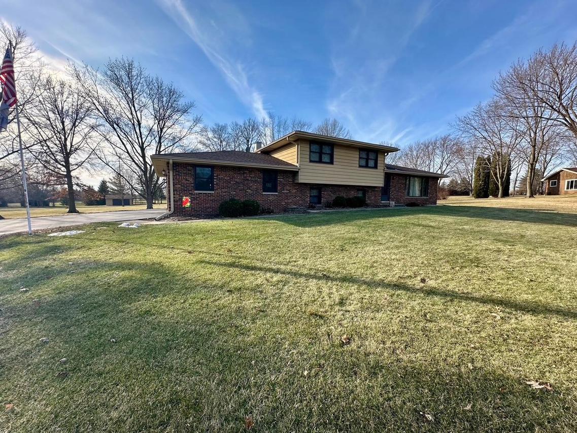15 Navajo Ct., Oswego, IL 60543
