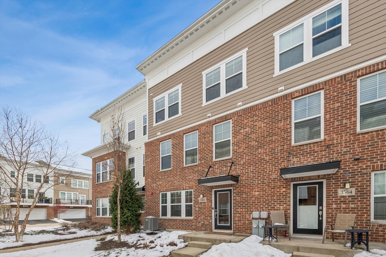 3562 Sawgrass Dr., Woodridge, IL 60517