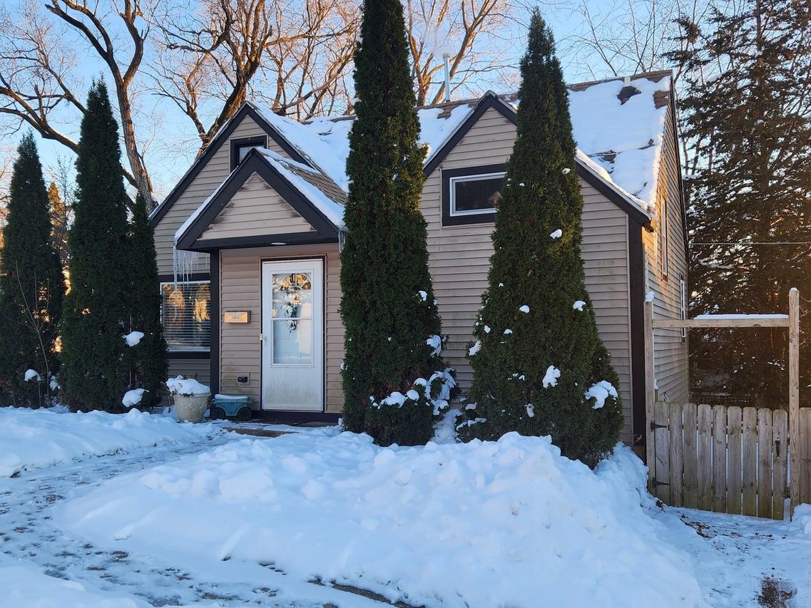 328 Clifton Dr., Round Lake Park, IL 60073