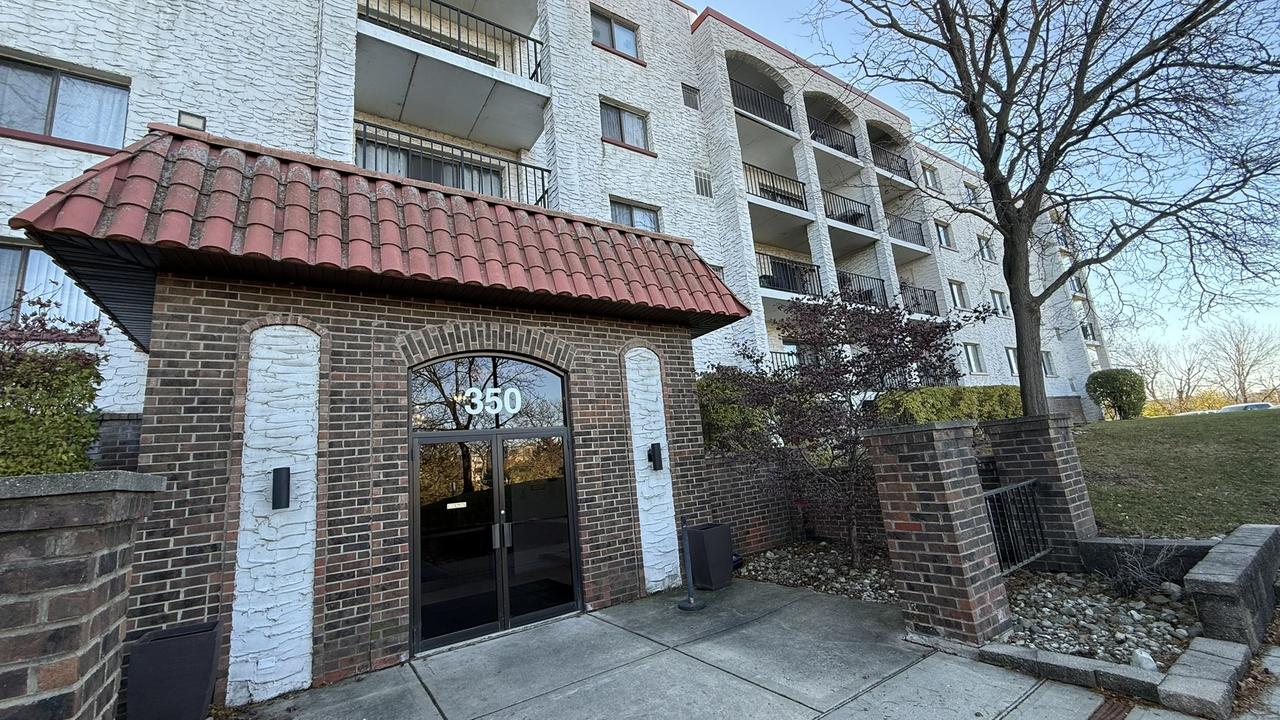 350 Plum Creek Dr. #205, Wheeling, IL 60090