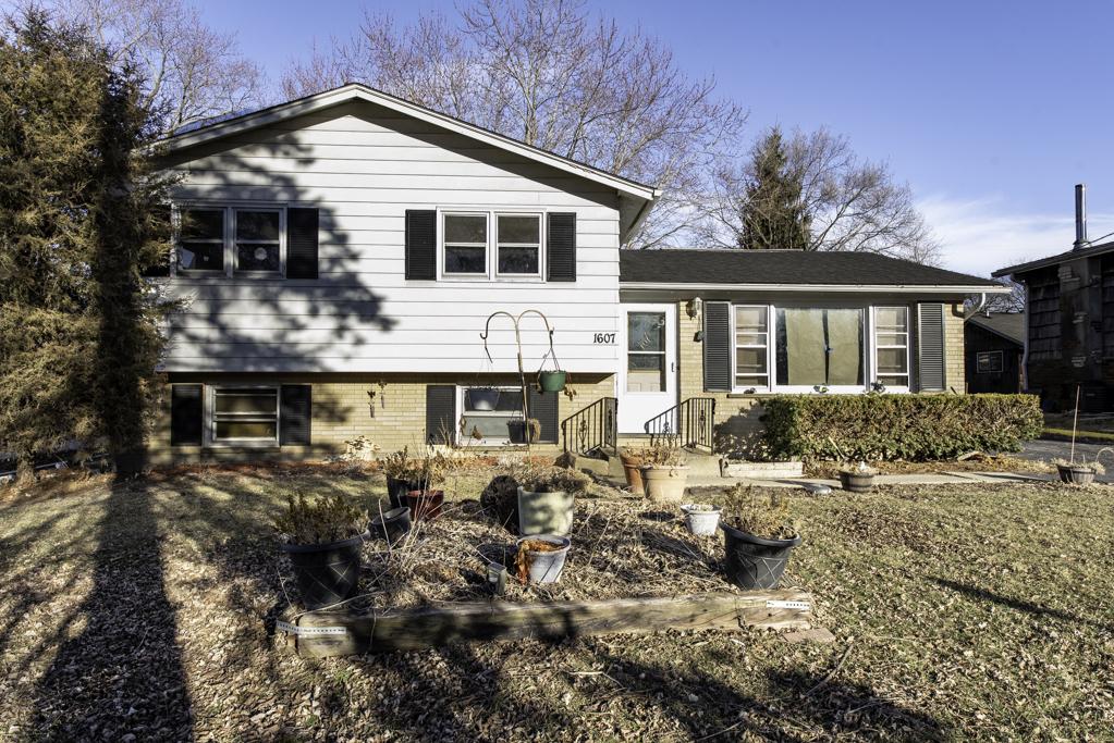 1607 N Channel Dr., Round Lake Beach, IL 60073