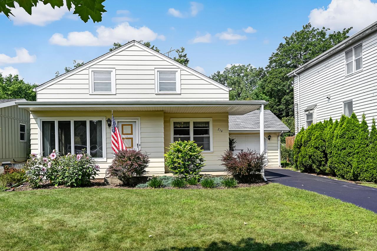 214 Woodstock Ave., Clarendon Hills, IL 60514
