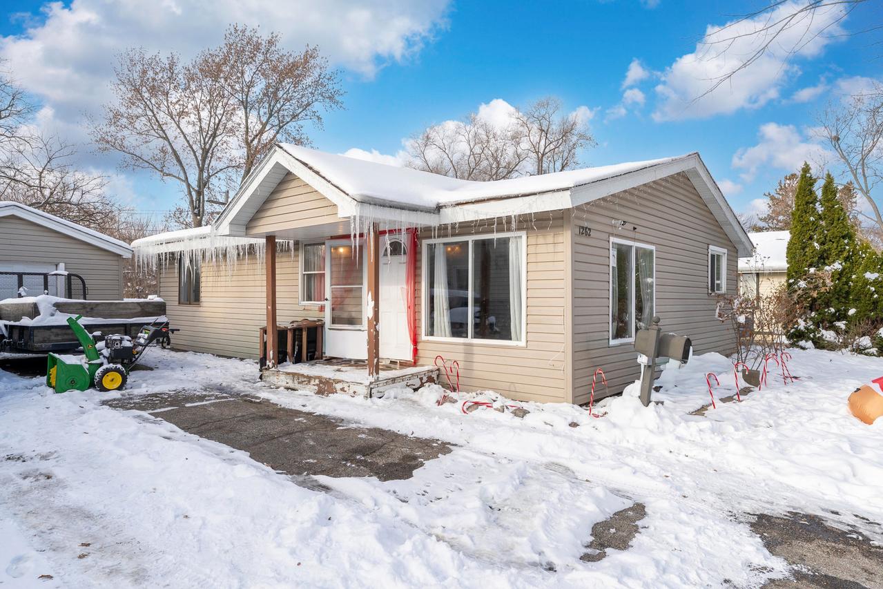 1262 Navajo Dr., Carpentersville, IL 60110