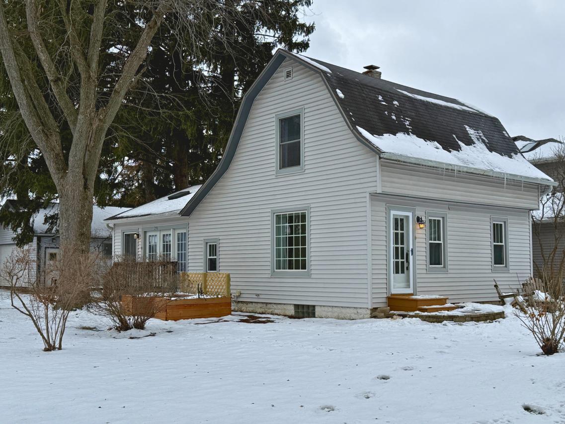 390 N Garfield Blvd., Grayslake, IL 60030