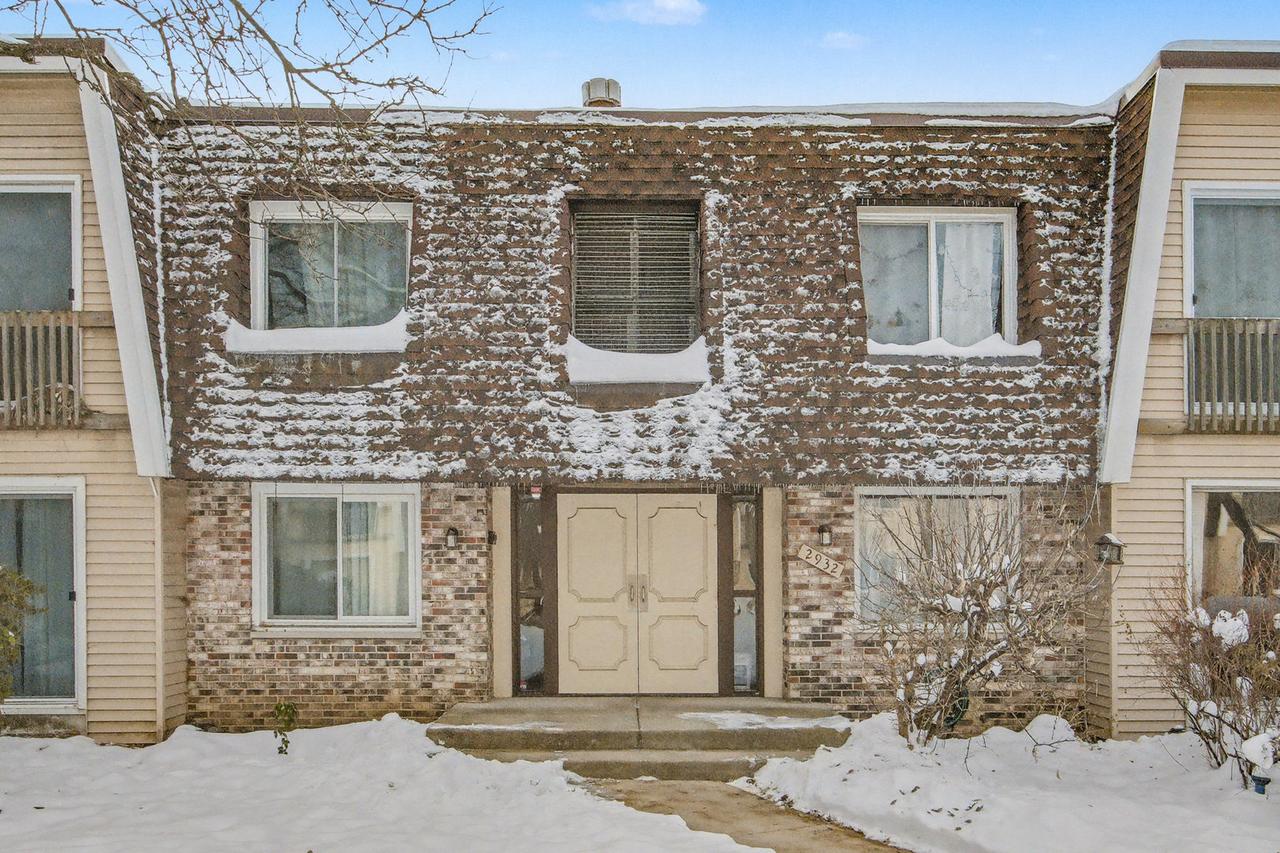 2932 Roberts Dr. #7, Woodridge, IL 60517