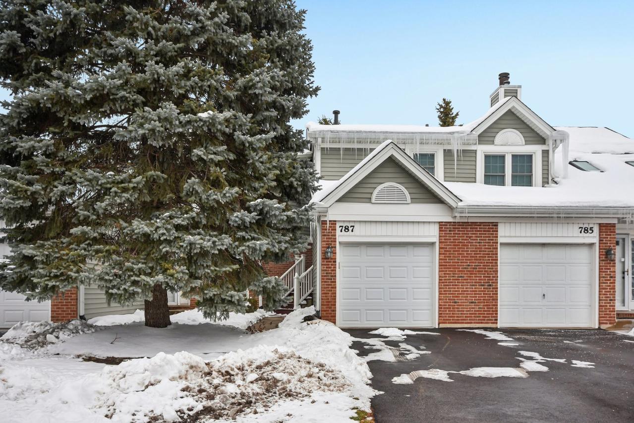 787 Daybreak Ln., Carol Stream, IL 60188