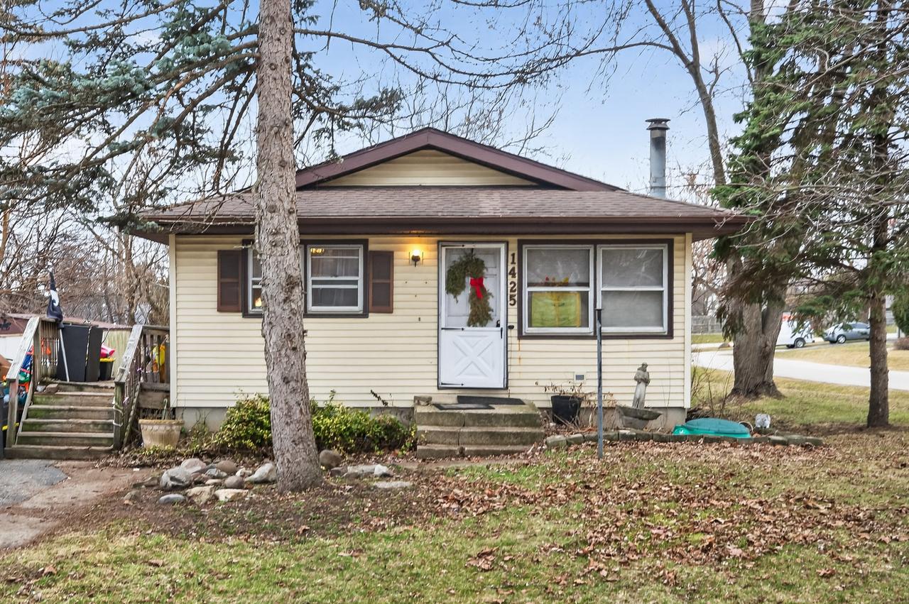 1425 Washington St., Lake In The Hills, IL 60156