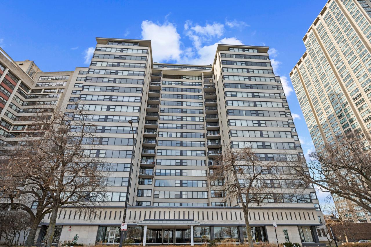 3430 N Lake Shore Dr. #15L, Chicago, IL 60657