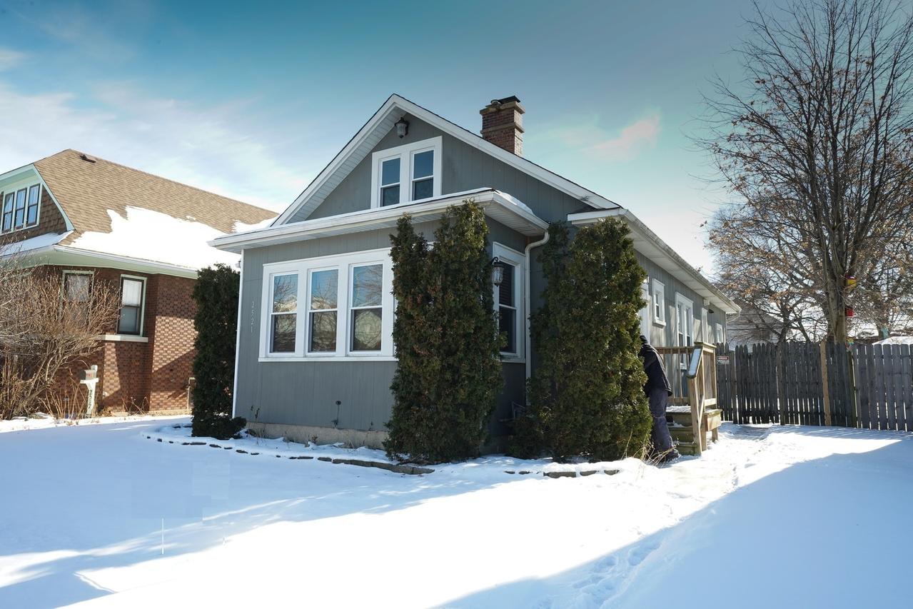 2521 Orchard St., Blue Island, IL 60406