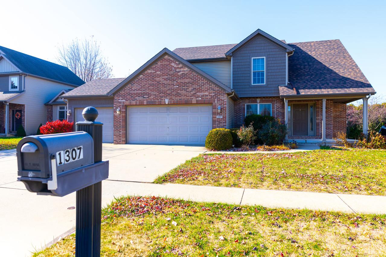 1307 Longford Ln., Bloomington, IL 61704