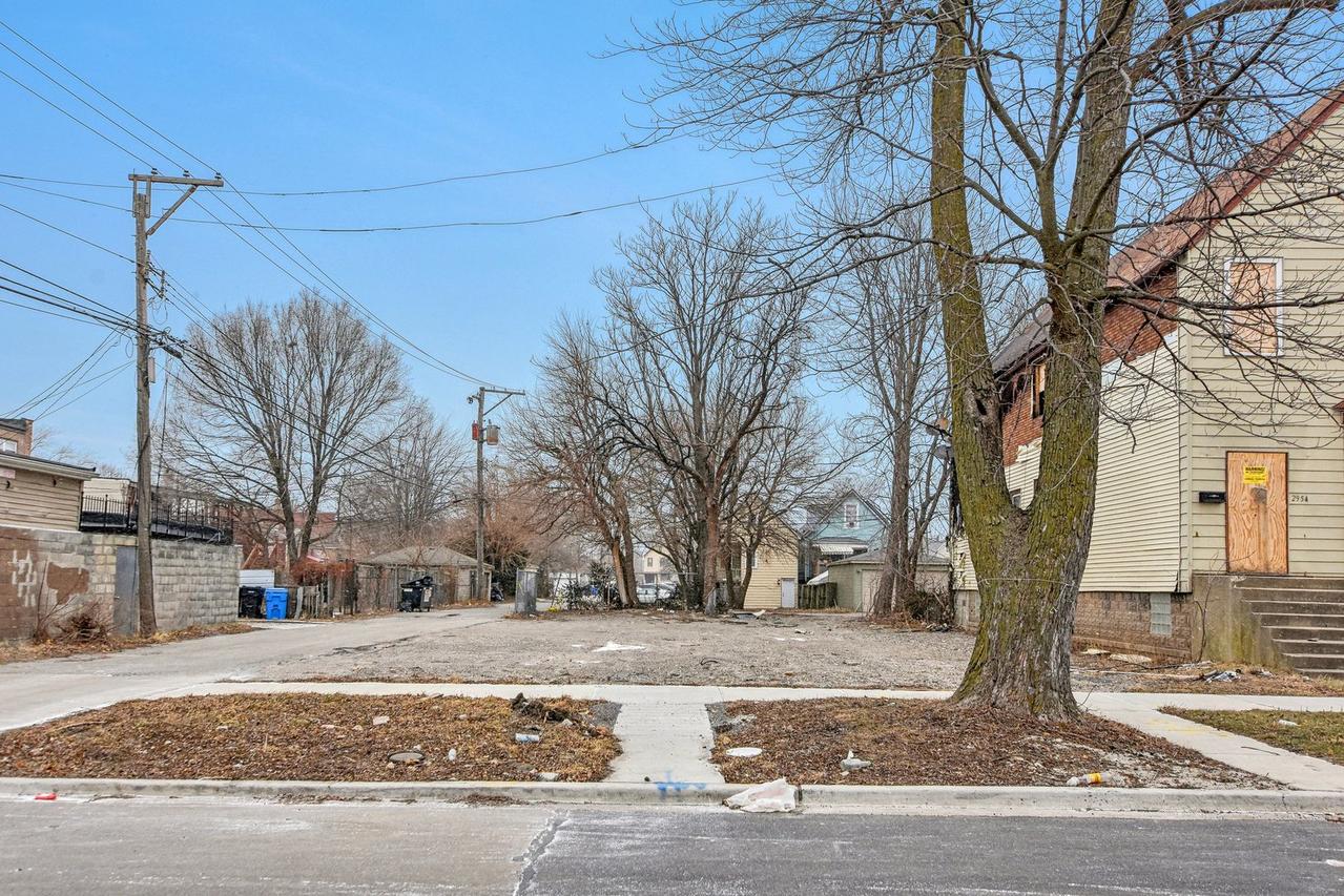 2948 E 82nd St., Chicago, IL 60617