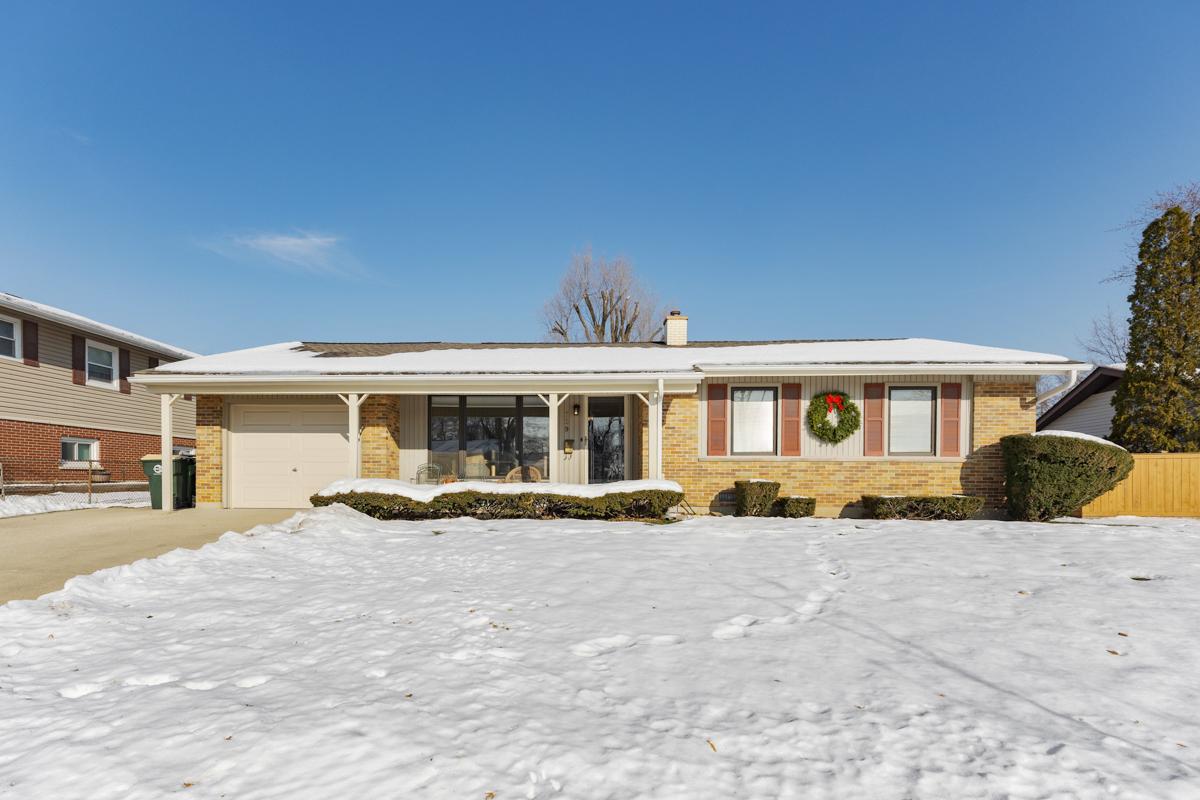 739 Delphia Ave., Elk Grove Village, IL 60007