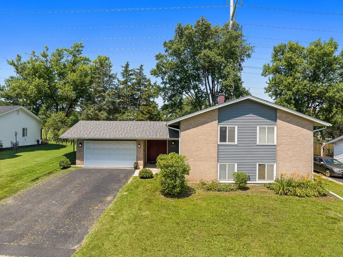 6308 Macarthur Dr., Woodridge, IL 60517