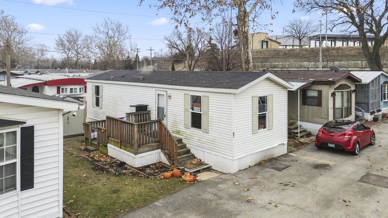 2993 Curtis St., Des Plaines, IL 60018