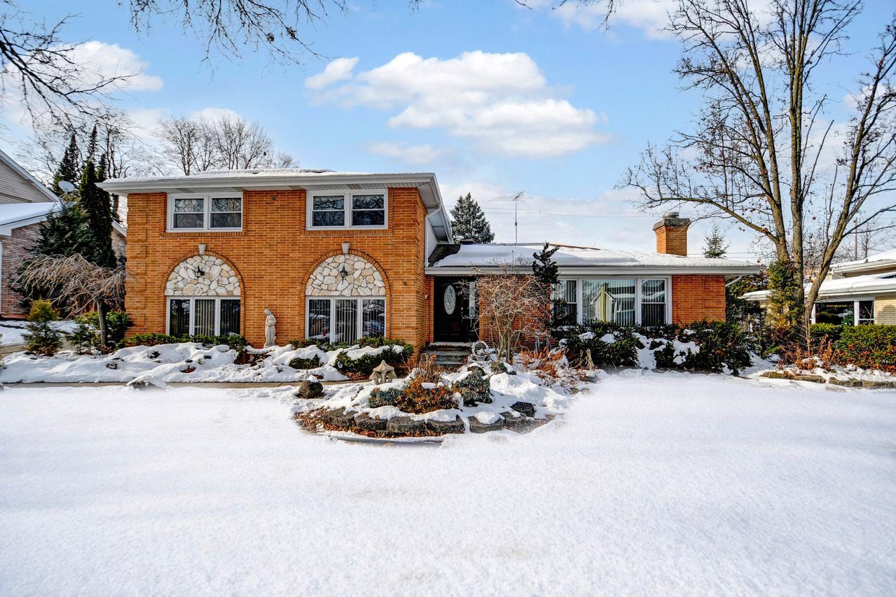 8950 S 85th Ct., Hickory Hills, IL 60457