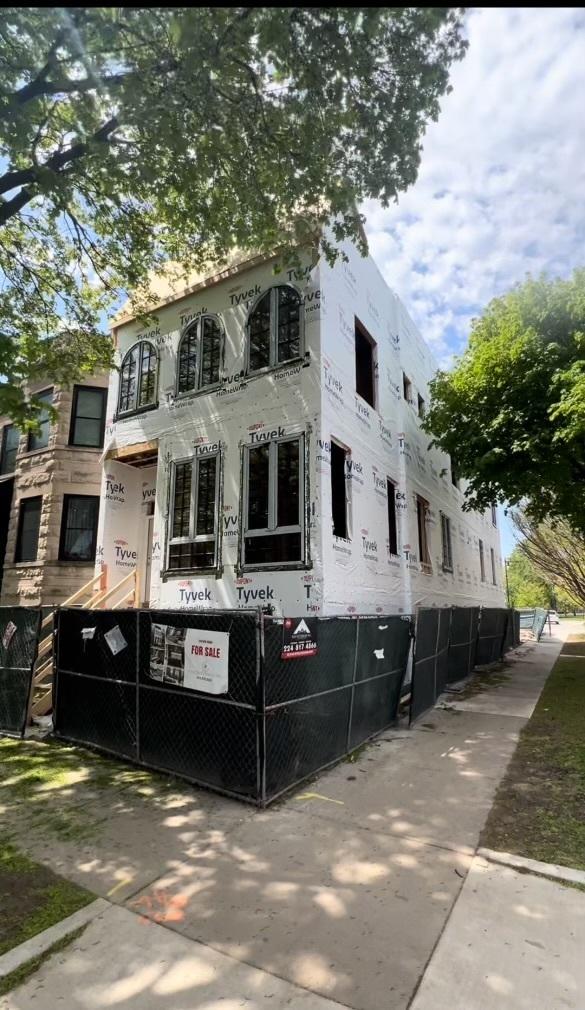 3456 N Claremont Ave., Chicago, IL 60657