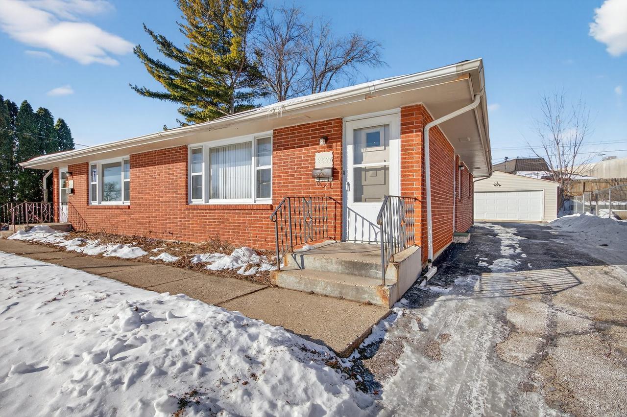 2527 Holmes St., Rockford, IL 61108