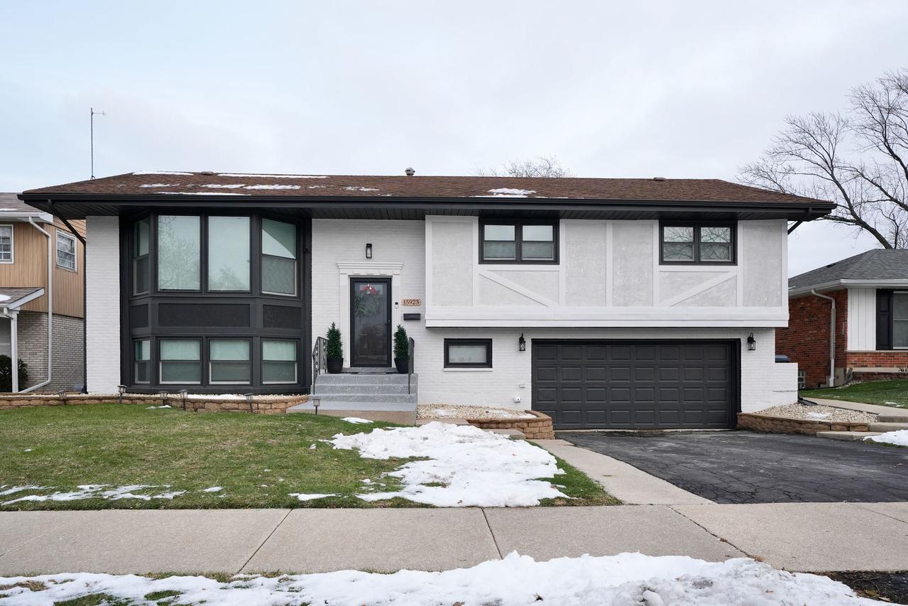 15923 Woodlawn East Ave., South Holland, IL 60473