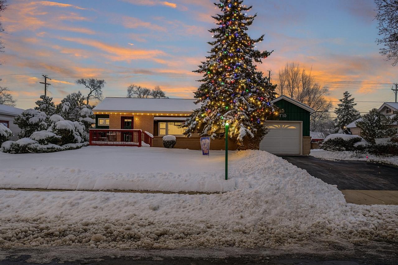 760 Cumberland St., Hoffman Estates, IL 60169