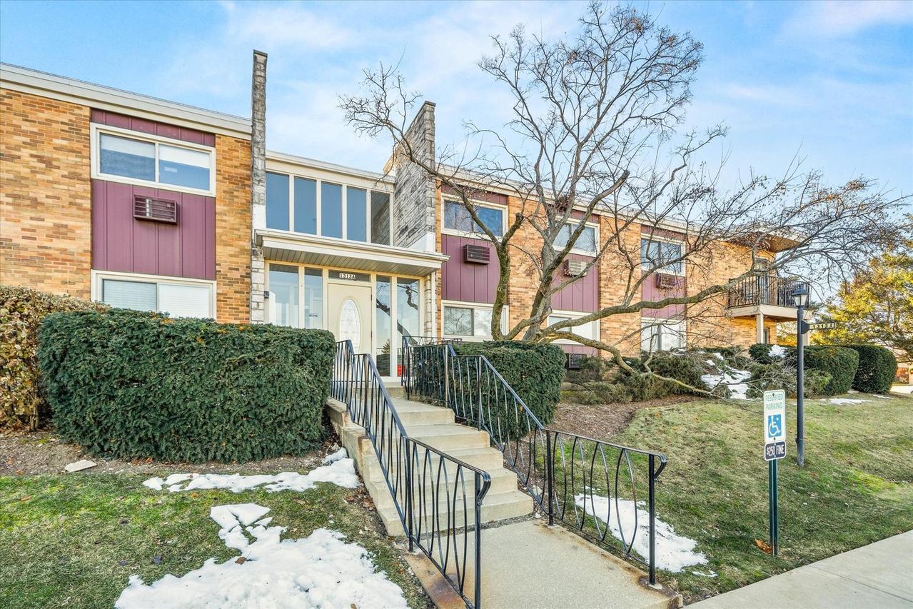 1313 S Rebecca Rd. #101, Lombard, IL 60148