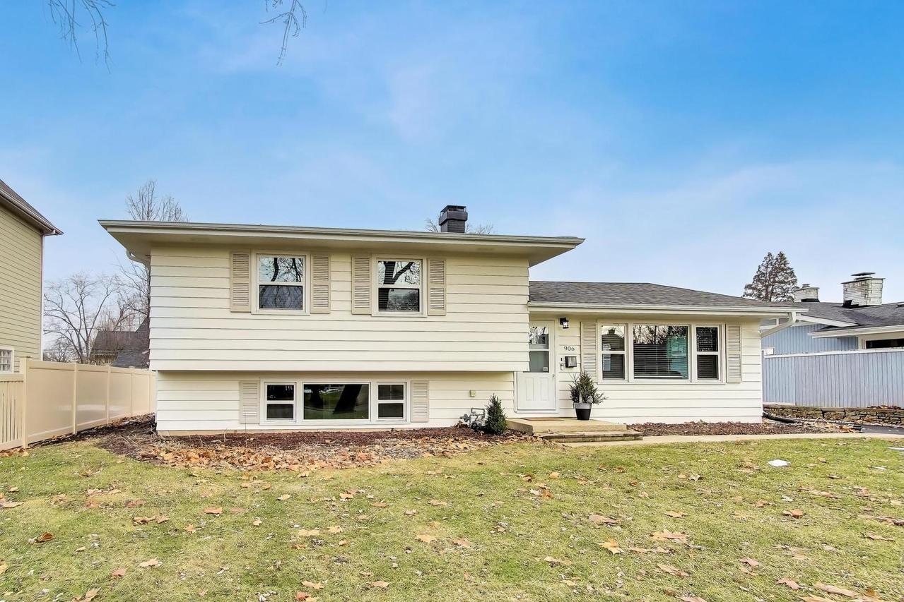 906 Hickory Ln., Naperville, IL 60540