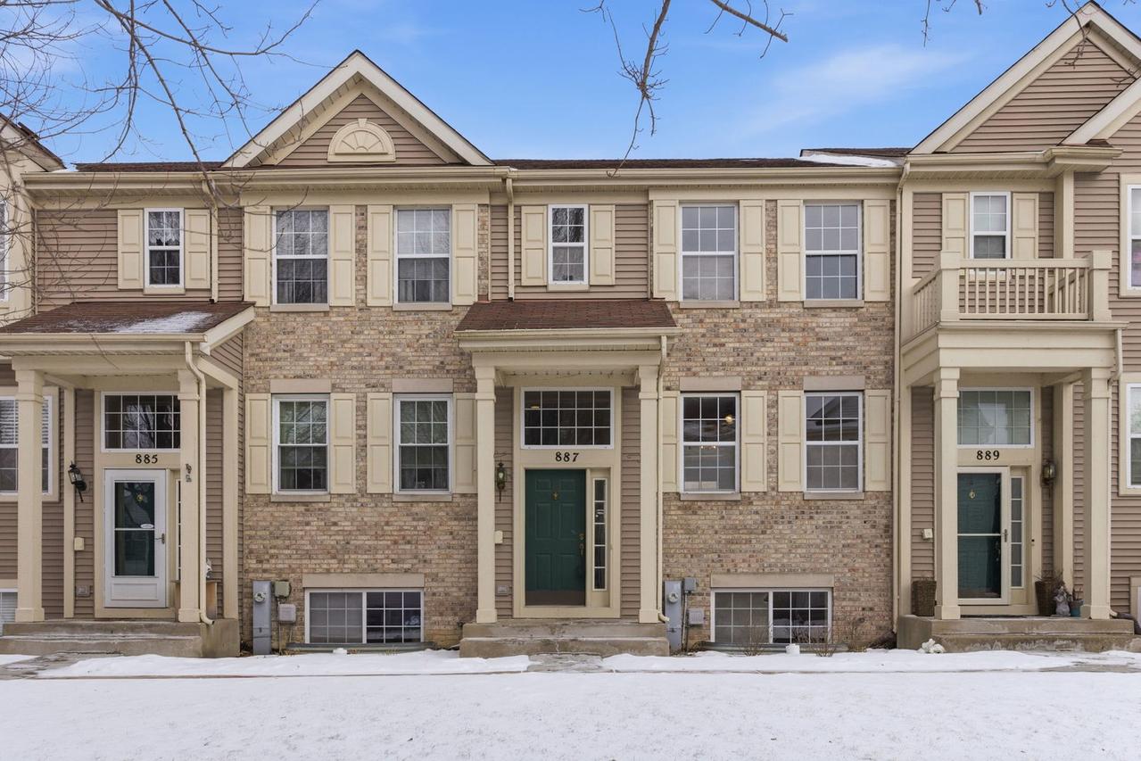 887 Emerald Dr., Pingree Grove, IL 60140