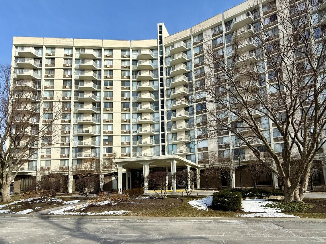 20 N Tower Rd. #8E, Oak Brook, IL 60523