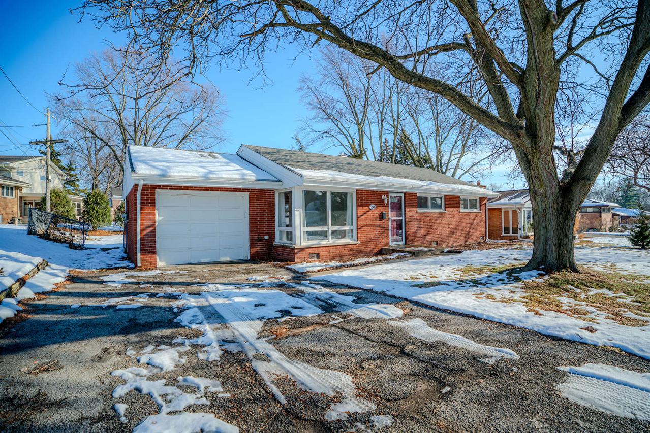 307 Hill Ave., North Aurora, IL 60542