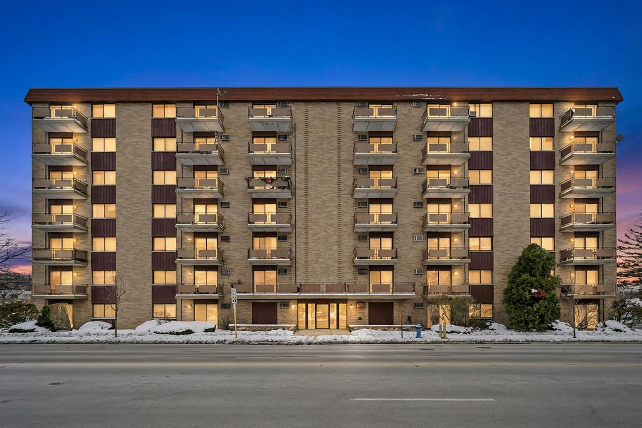 850 Des Plaines Ave. #207, Forest Park, IL 60130