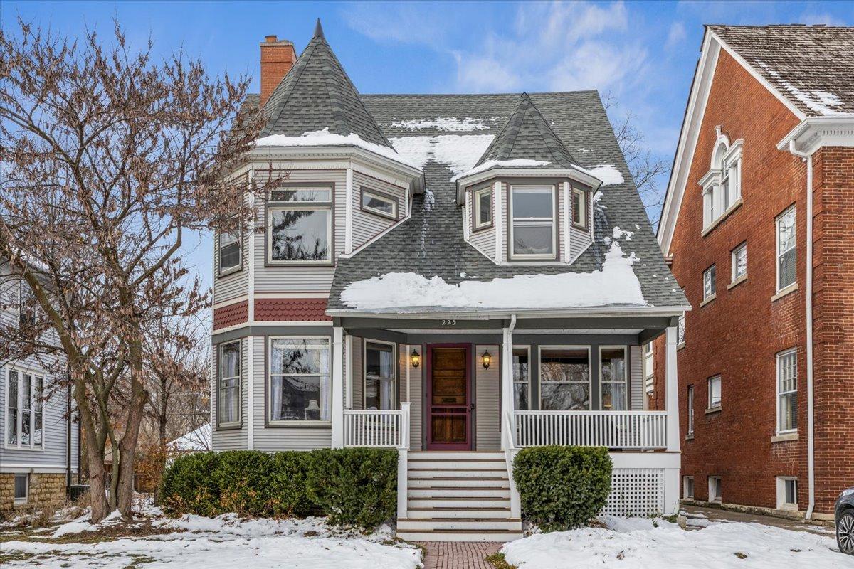 225 Wesley Ave., Oak Park, IL 60302