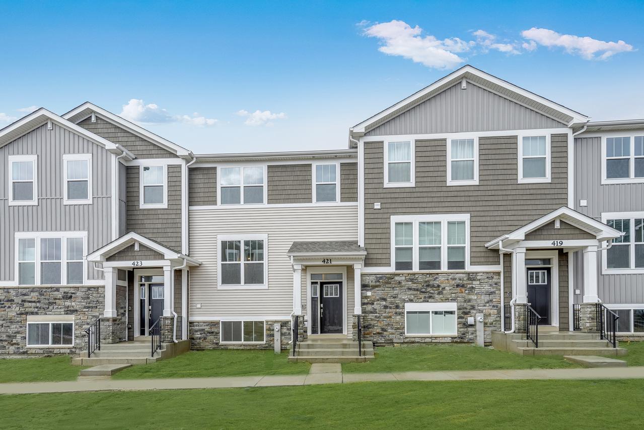 421 Red Oak Cir., Volo, IL 60020