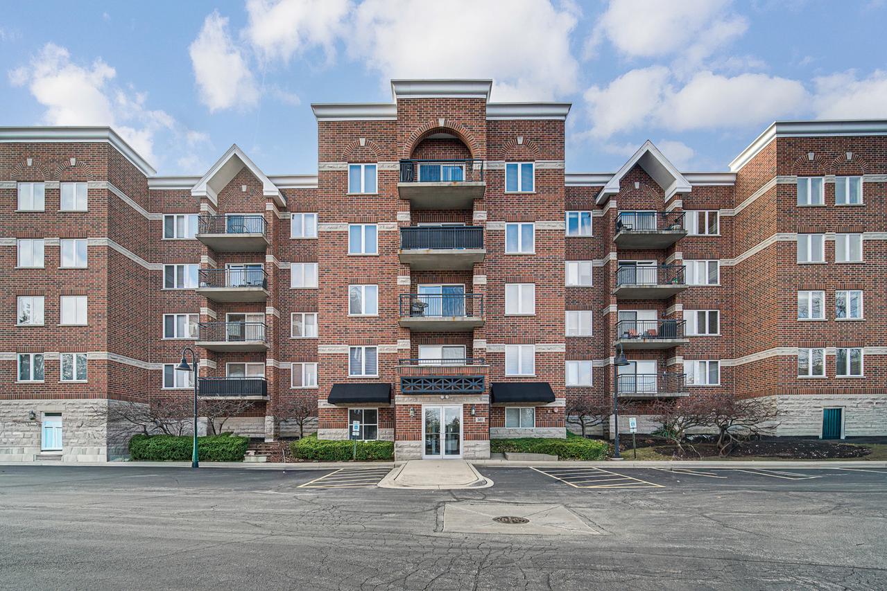 3451 N Carriageway Dr. #305, Arlington Heights, IL 60004