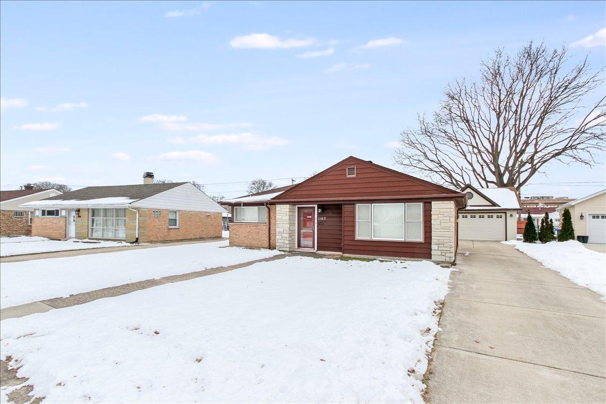1162 W Grant Dr., Des Plaines, IL 60016