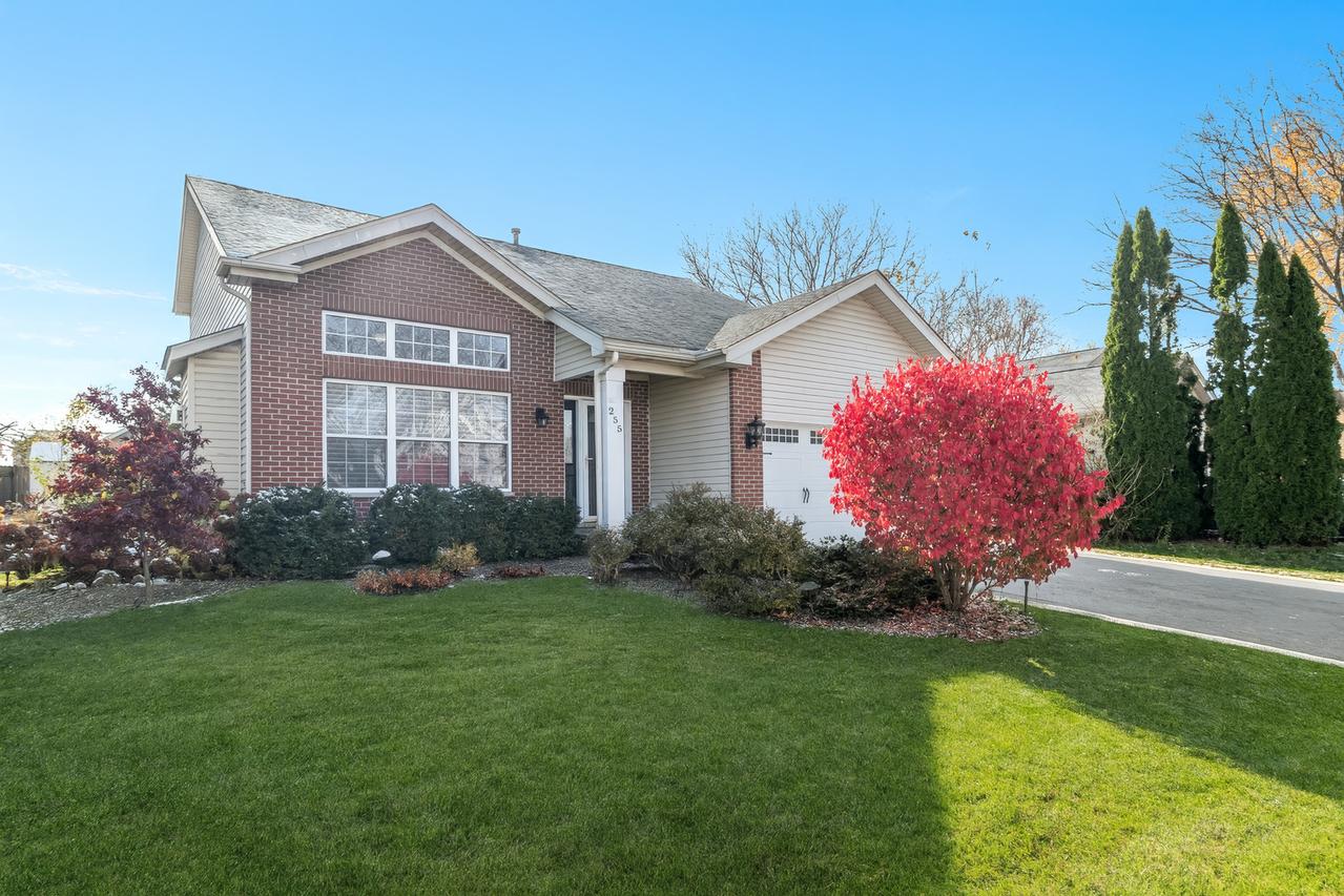 255 Midlane Dr., Crystal Lake, IL 60012