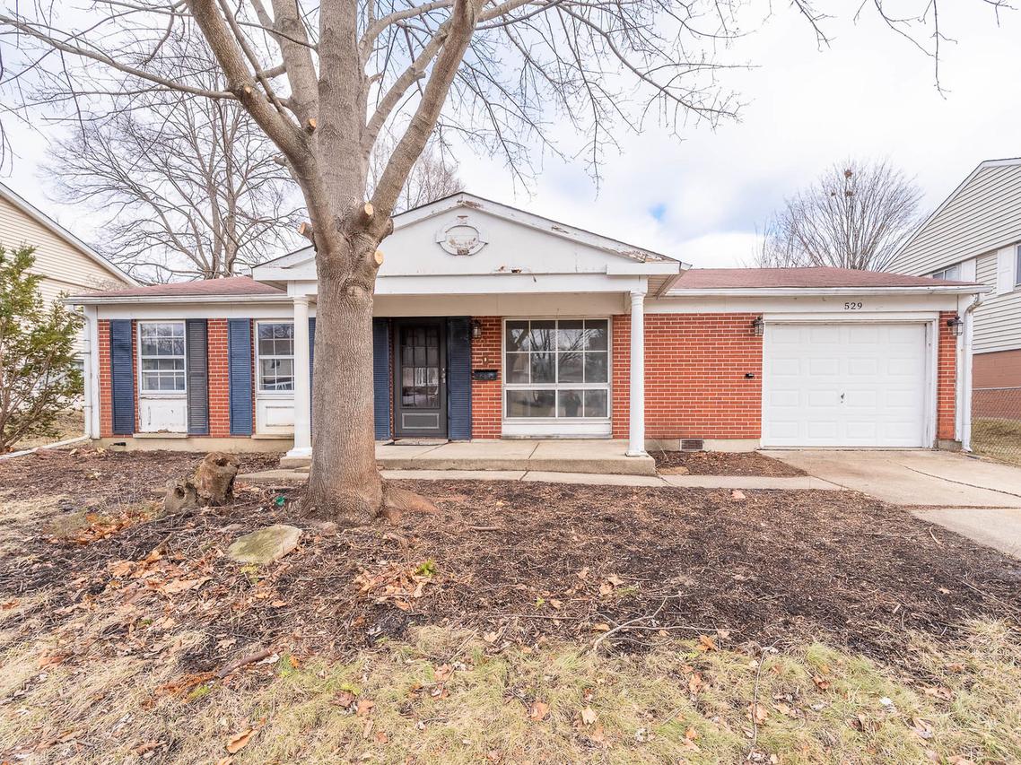 529 Newberry Dr., Streamwood, IL 60107