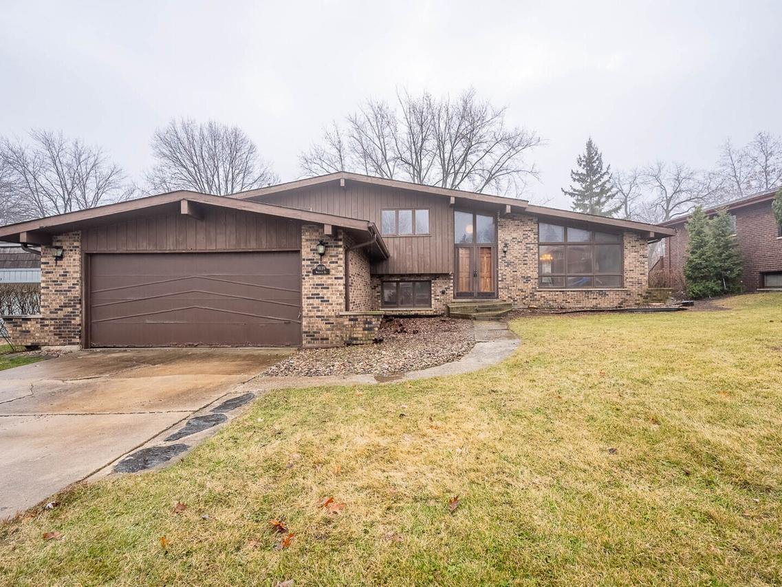9039 Windsor Dr., Palos Hills, IL 60465