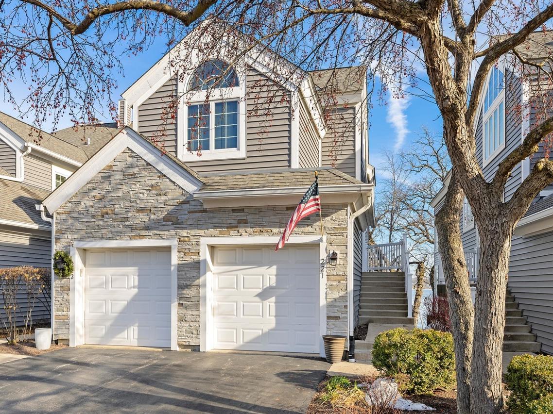 221 Sandy Point Ln., Lake Zurich, IL 60047