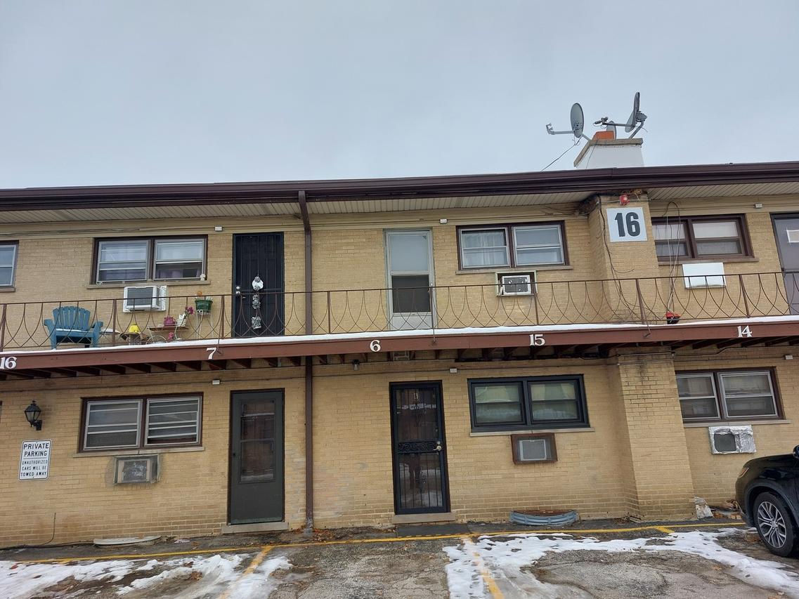 16 King Arthur Ct., Northlake, IL 60164