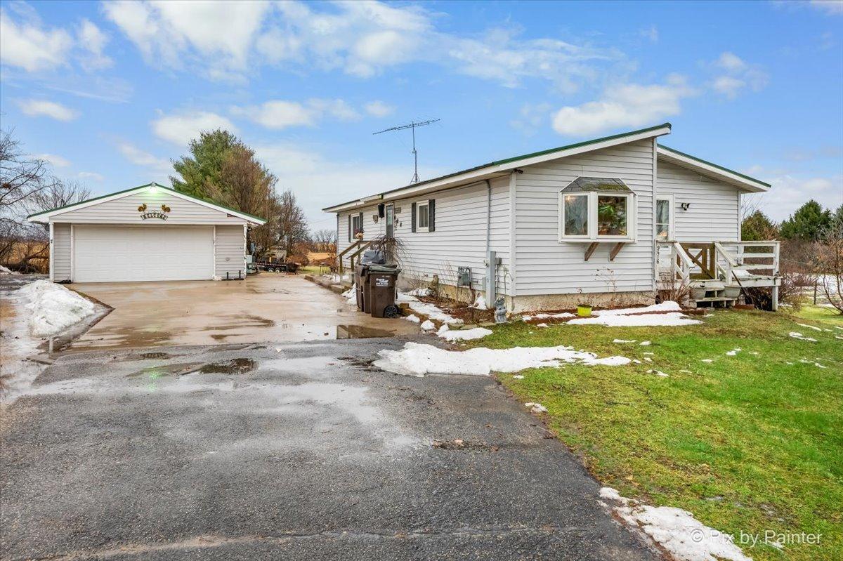 9416 Kemman Rd., Hebron, IL 60034